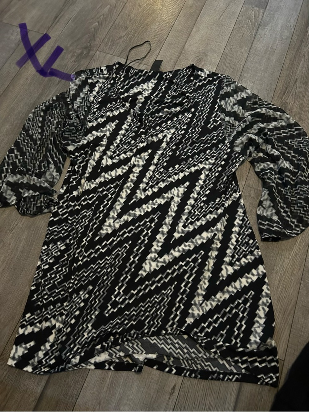 Women’s Black & White Zigzag Long Sleeve Top